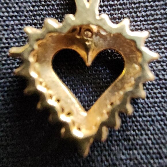 Vintage Gold Tone? Heart Pendant with 20 Stones?  Beautiful - Picture 3 of 11